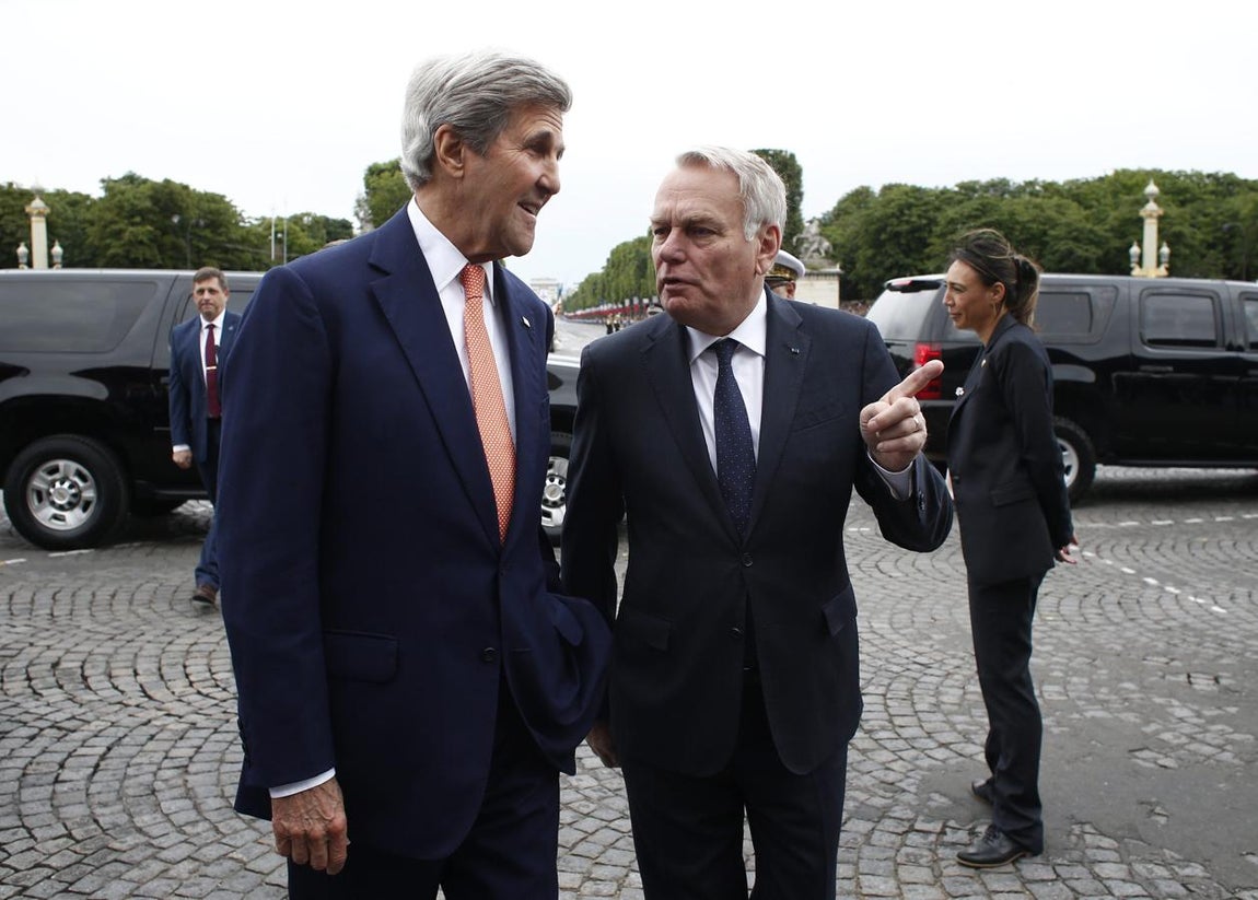 El secretario de Estado norteamericano, John Kerry, y el ministro de Asuntos Exteriores francés, Jean-Marc Ayrault, asisten al desfile. 