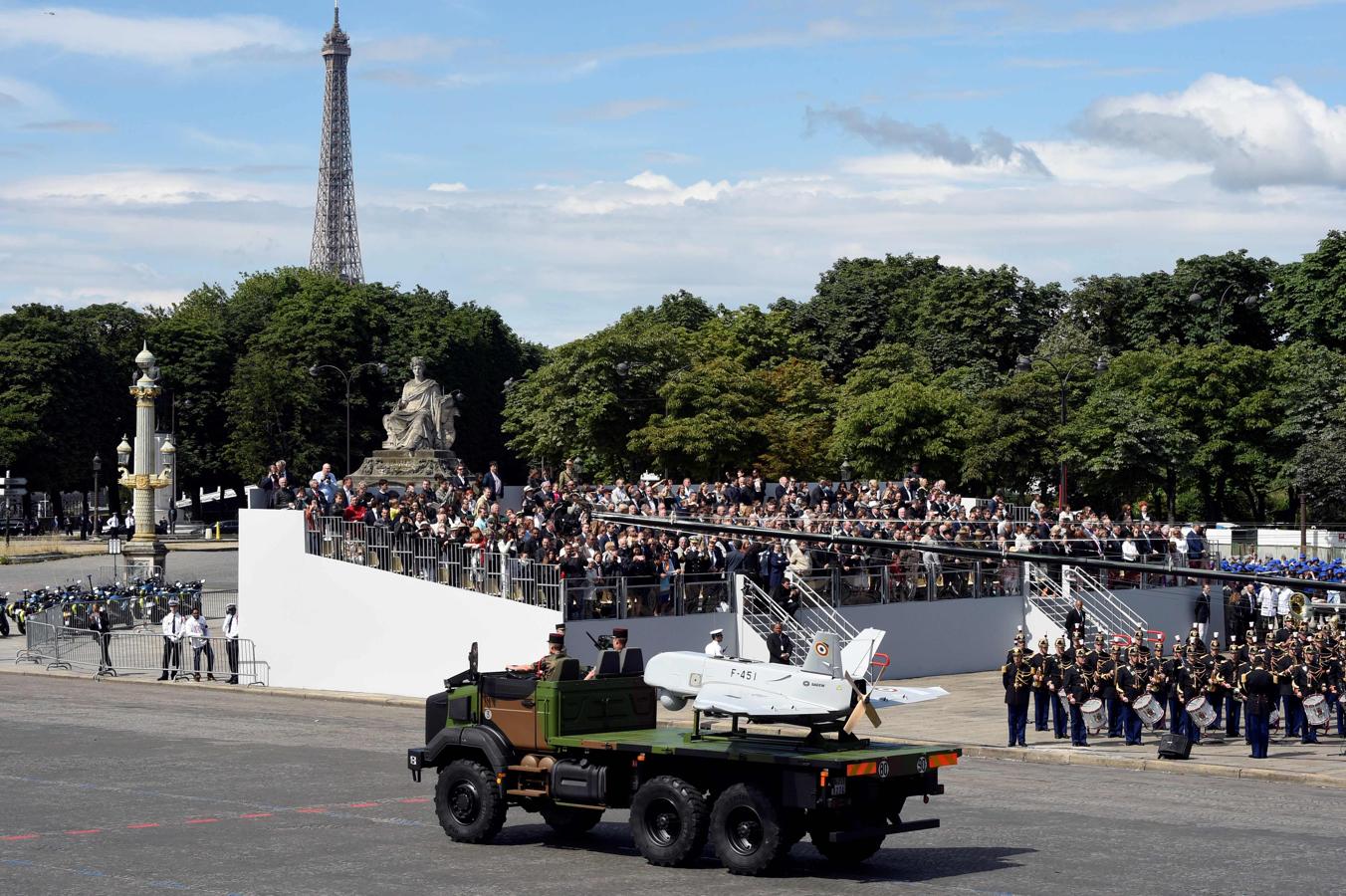 Camiones militares pasan junto a los monumentos más emblemáticos de París mientra muestran algunas de las armas del ejército francés. 