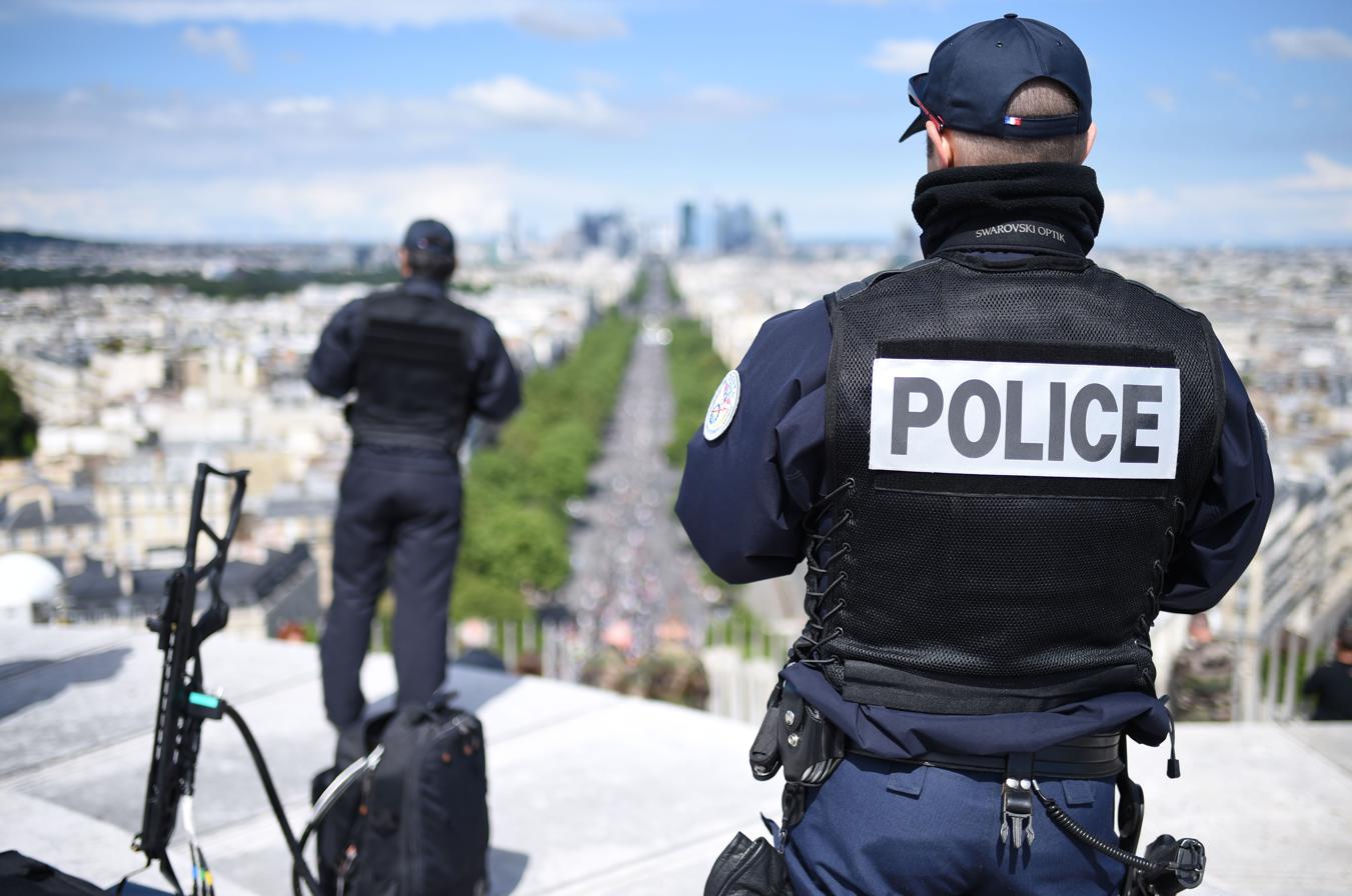 La policía vigila las calles de París durante la celebración de la fiesta nacional. 