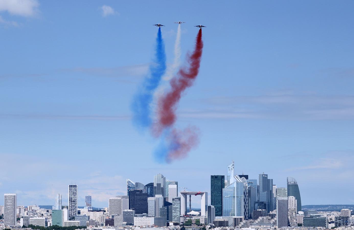 Aviones militares dibujan la bandera francesa en el cielo de París. 