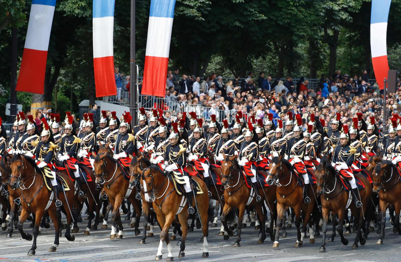 Militares a caballo pasean durante el desfile. 