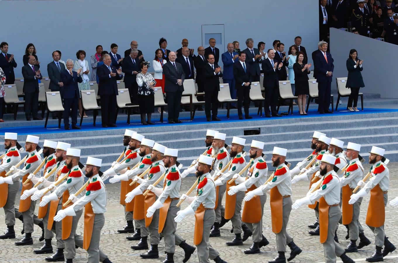 La personalidades políticas observan a los militares desfilar. 