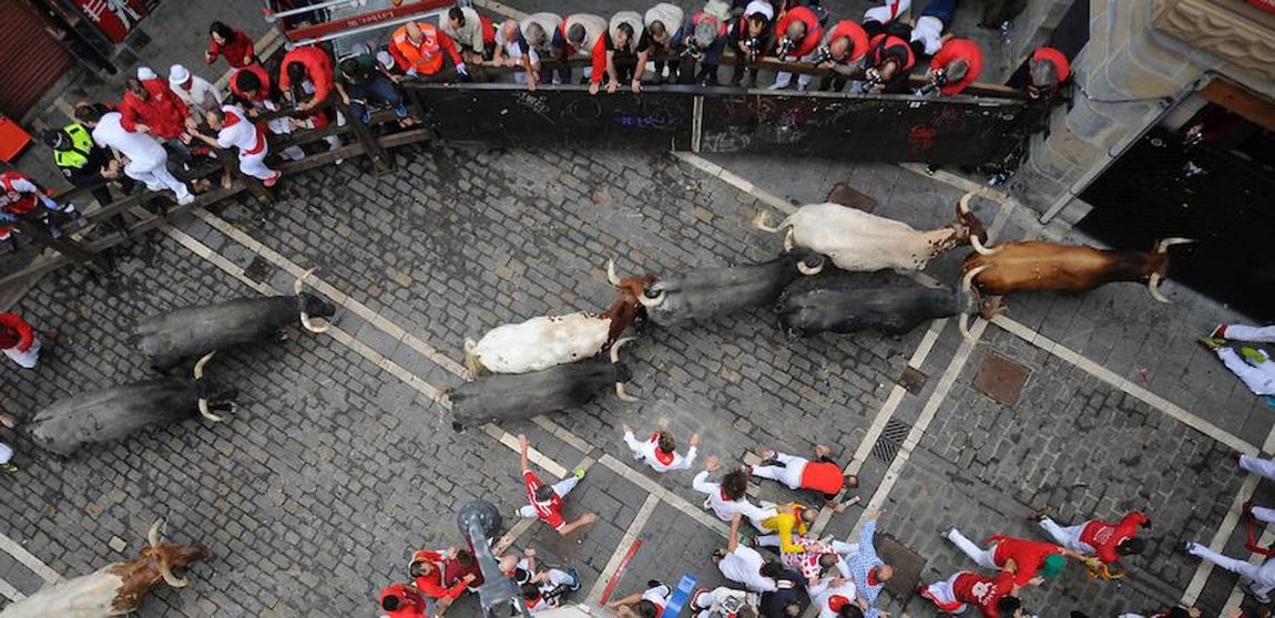 La manada ha producido momentos de peligro por la velocidad, que ha provocado alguna caída en Santo Domingo. 