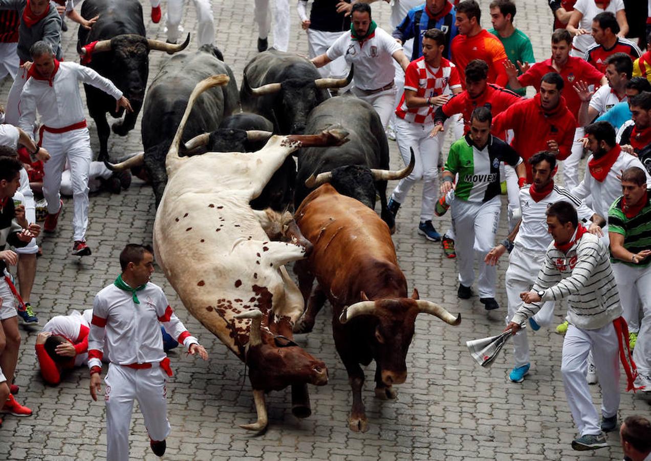 En la plaza se ha producido un montón al caerse dos toros en la entrada