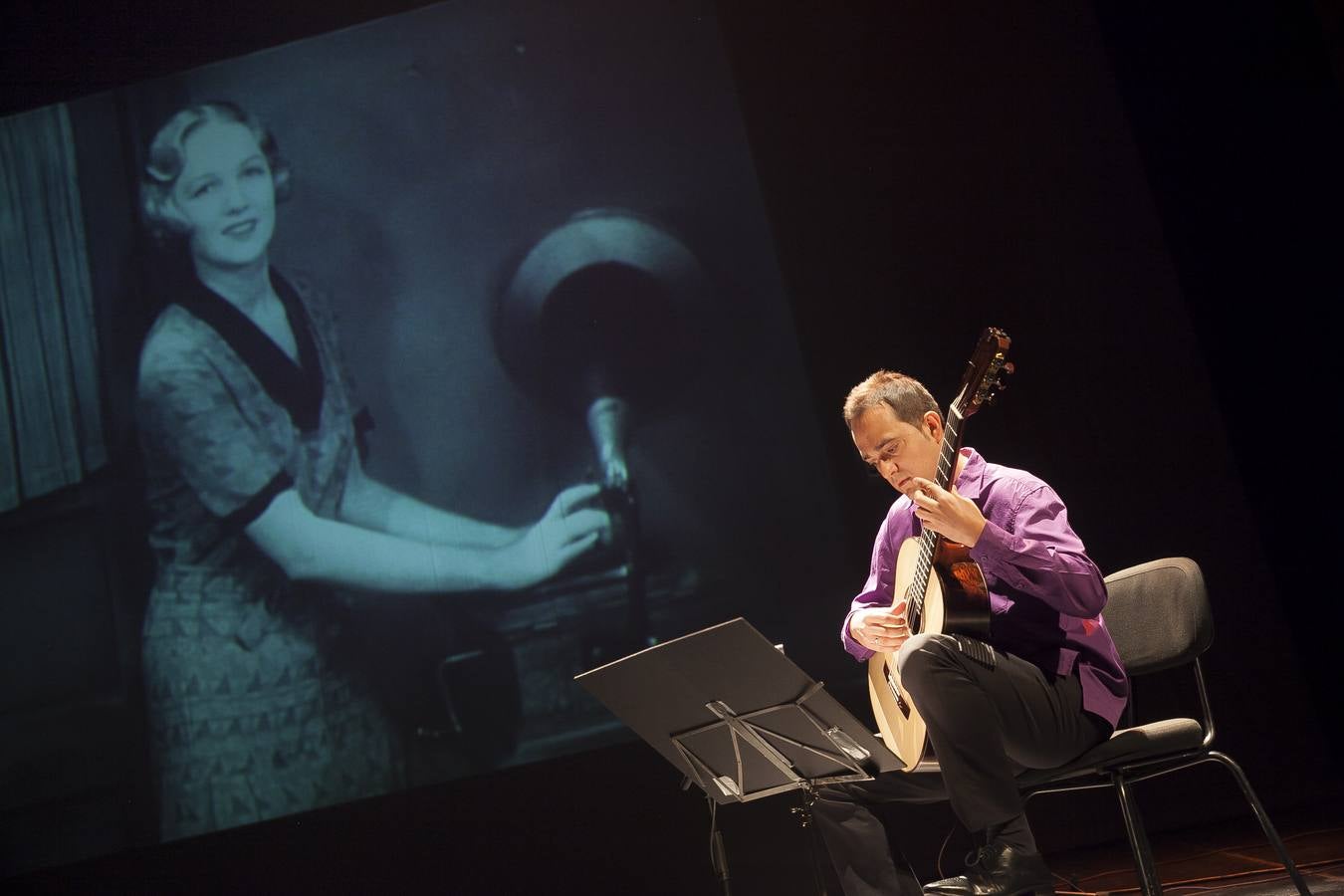 Guitarra, baile, literatura y cine sobre las tablas, en imágenes