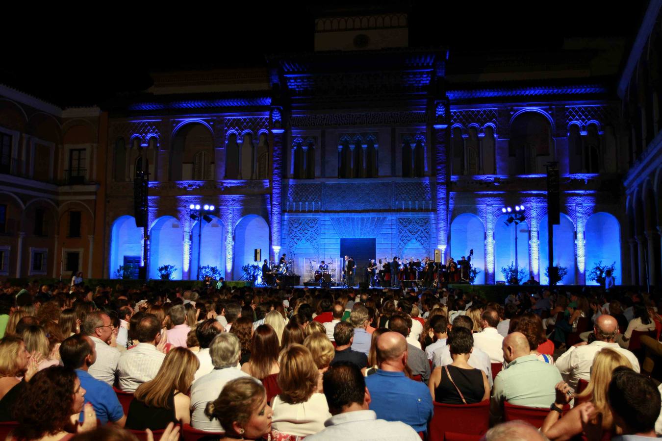 La recaudación del evento, al que asistieron numerosos rostros conocidos, fue a beneficio de la bolsa de caridad de la Hermandad del Gran Poder