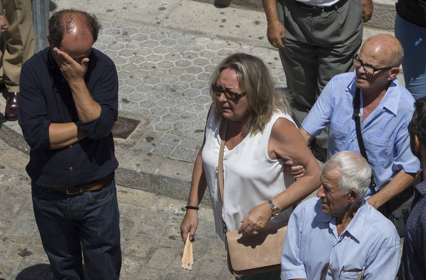 Multitudinario último adiós a Juan Peña El Lebrijano, donde numeroso público ha acompañando a su familia durante el funeral oficiado en la Parroquia de Nuestra Señora de la Oliva de Lebrija.