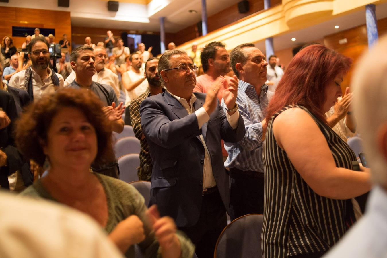 Multitudinario último adiós a Juan Peña El Lebrijano, donde numeroso público ha acompañando a su familia durante el funeral oficiado en la Parroquia de Nuestra Señora de la Oliva de Lebrija.