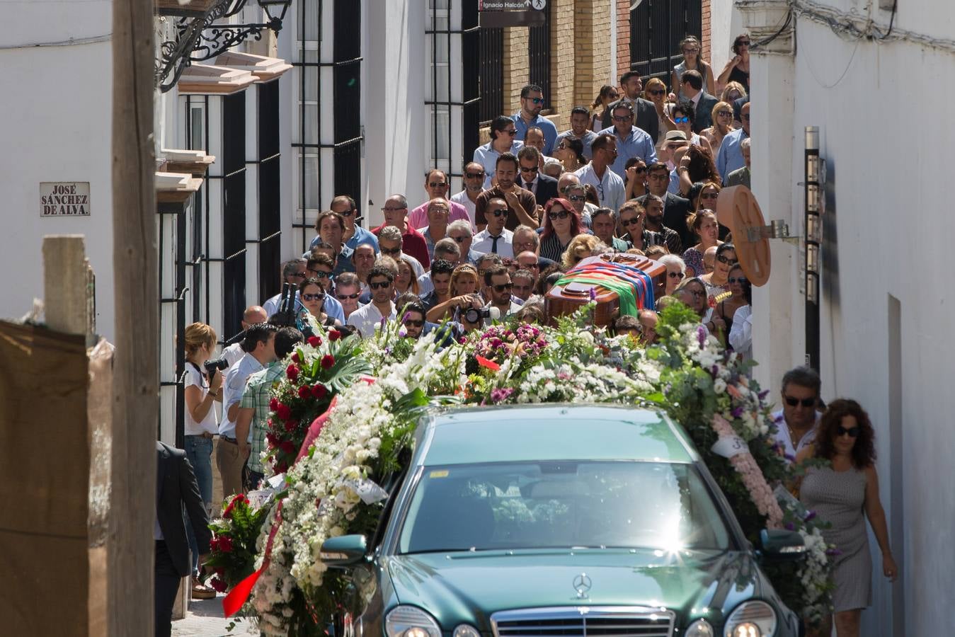 Multitudinario último adiós a Juan Peña El Lebrijano, donde numeroso público ha acompañando a su familia durante el funeral oficiado en la Parroquia de Nuestra Señora de la Oliva de Lebrija.