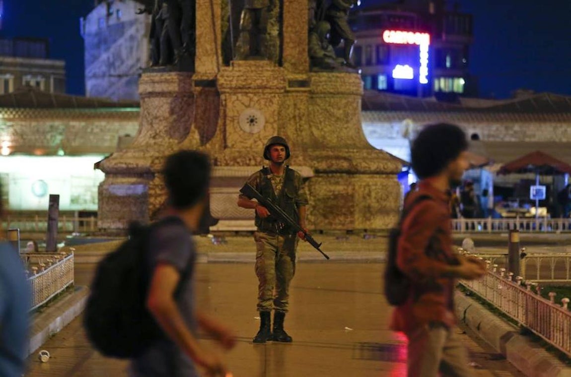 El primer ministro de Turquía, Binali Yildirim, ha informado este viernes de que un grupo de militares se ha sublevado para derrocar al Gobierno. 