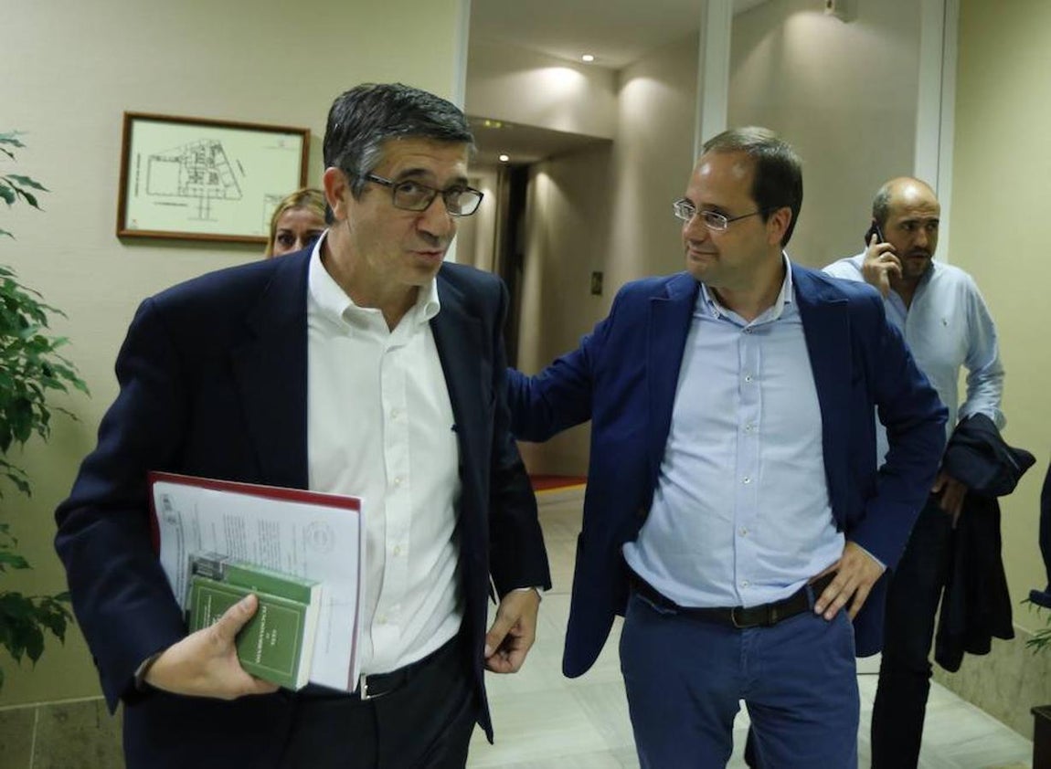 Patxi López, actual presidente del Congreso, y César Luena, número dos del PSOE, recogieron juntos sus actas. 