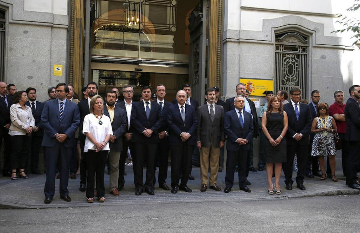 Minuto de silencio en el Miniterio del Interior, con su titular en funciones, Jorge Fernández Díaz (c), al frente. 