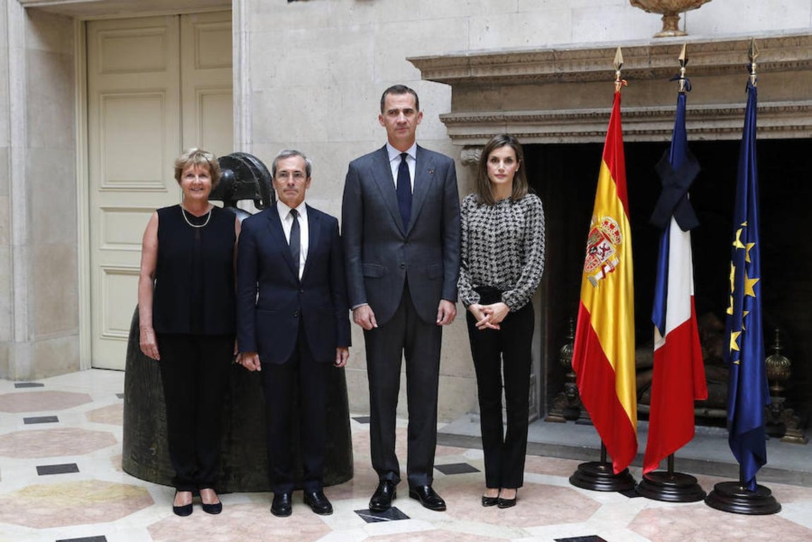 os Reyes han acudido este mediodía a la residencia del embajador francés en Madrid, Ives Saint-Geours (2-i), y su esposa (i) para hacerles llegar personalmente sus condolencias por el atentado de Niza. 
