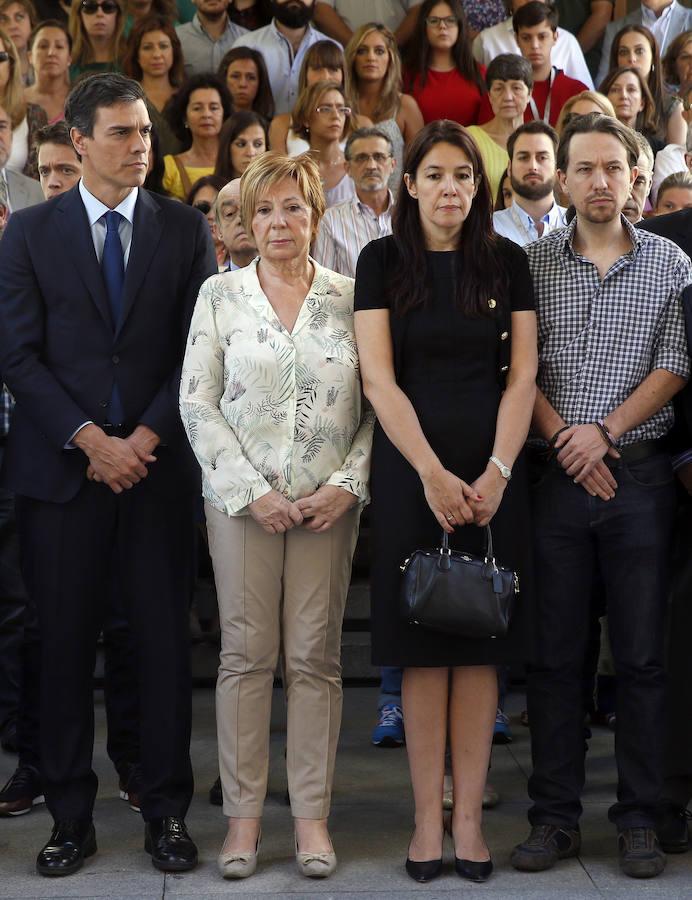 El secretario general del PSOE, Pedro Sánchez, la diputada del PP Celia Villalobos; la consejera de Asuntos Políticos de la Embajada de Francia en España, Nathalie Kennedy, y el líder de Podemos, Pablo Iglesias, durante el minuto de silencio. 