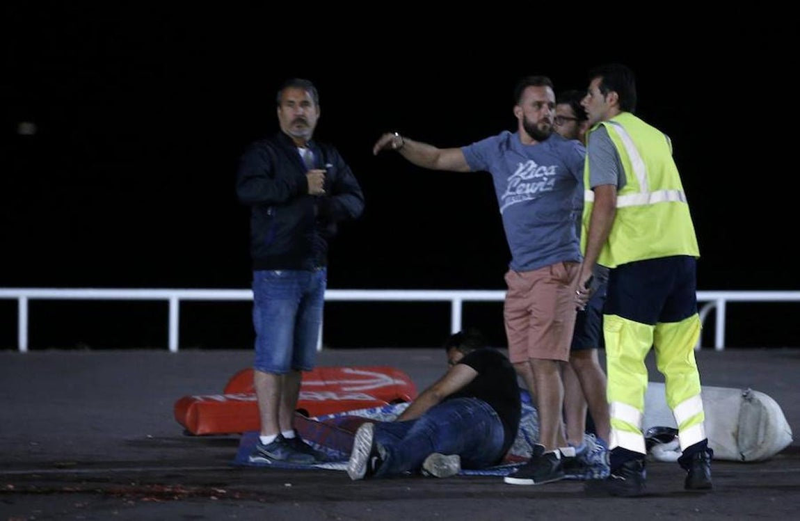 10. Iba tiñendo de rojo el paseo y dejando a su paso un reguero de cuerpos destrozados, entre ellos varios niños