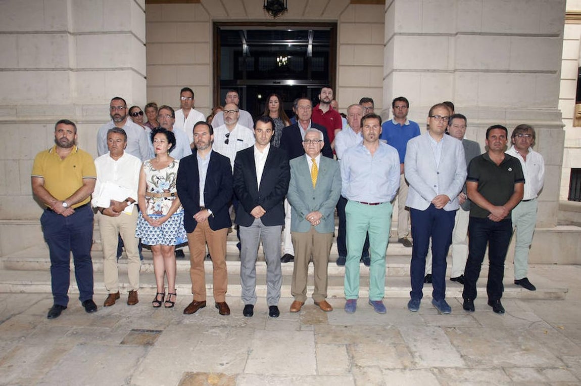 Los diputados provinciales de Alicante han guardado un minuto de silencio en memoria de las víctimas del atentado de Niza a las puertas del Palacio Provincial. 