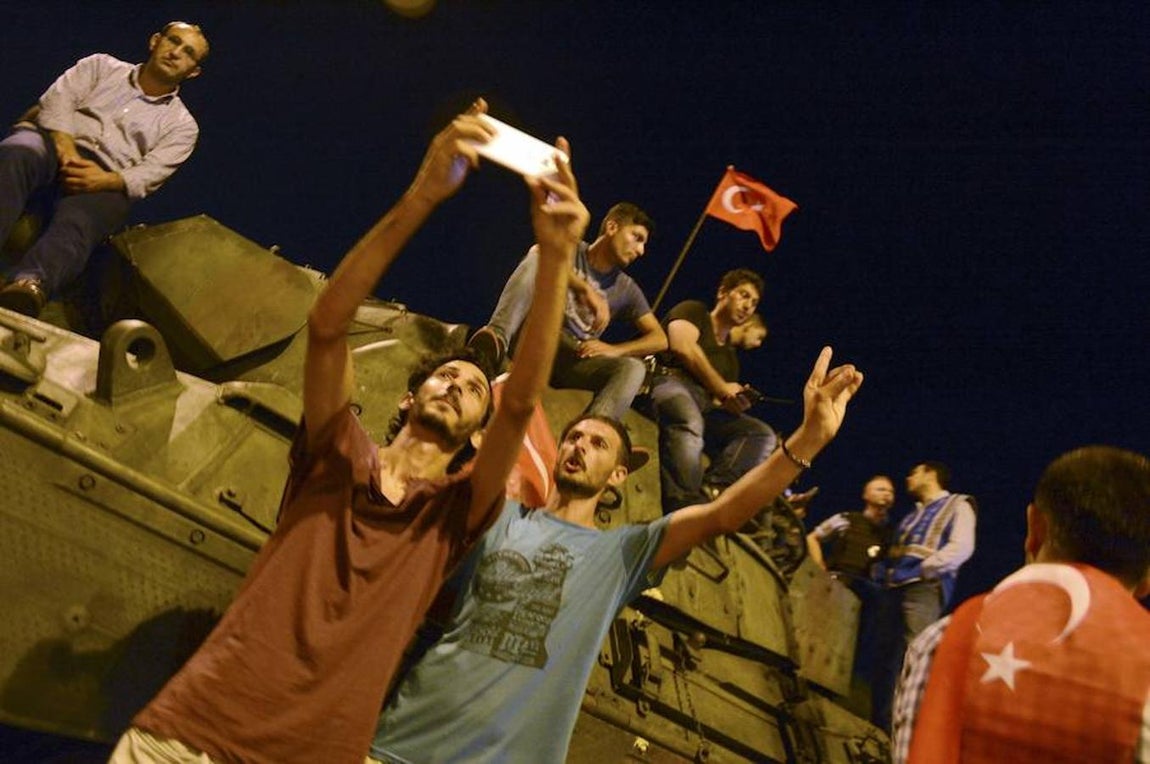 Partidarios de Erdogan celebran el fin del golpe. 