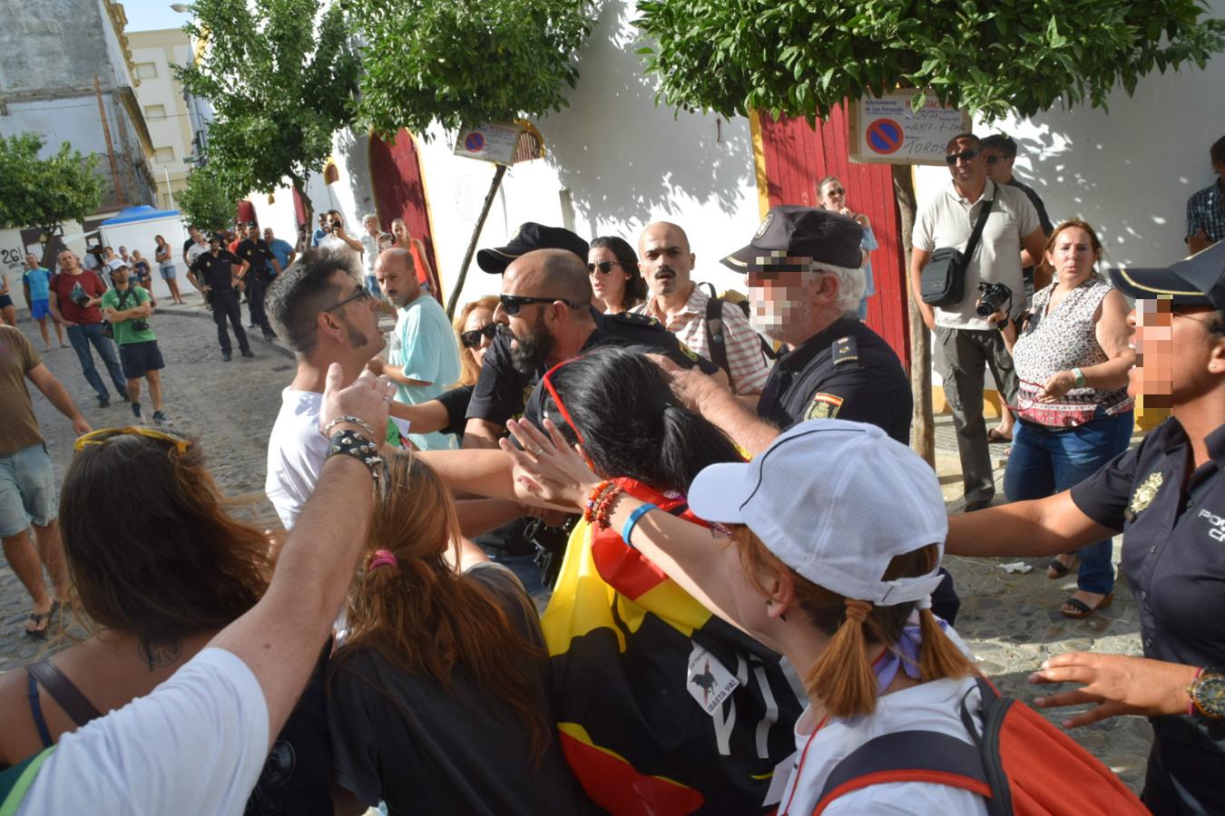 Tensión en la plaza de toros de San Fernando en una protesta antitaurina