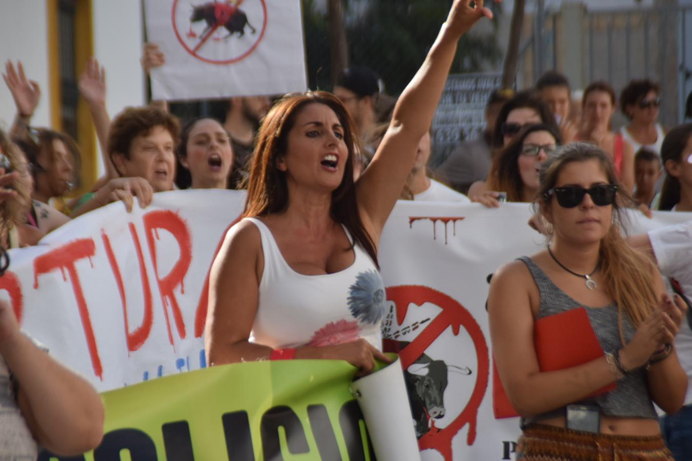 Tensión en la plaza de toros de San Fernando en una protesta antitaurina