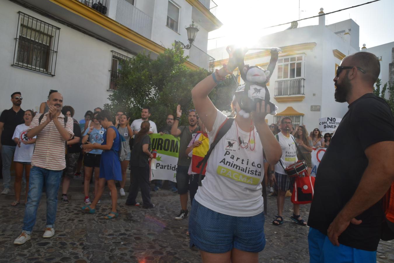 Tensión en la plaza de toros de San Fernando en una protesta antitaurina