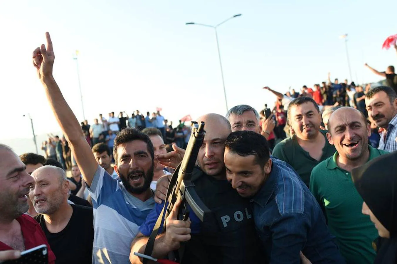 La multitud abraza a un policía en el puente del Bósforo de Estambul después de que el Ejército se rindiera 