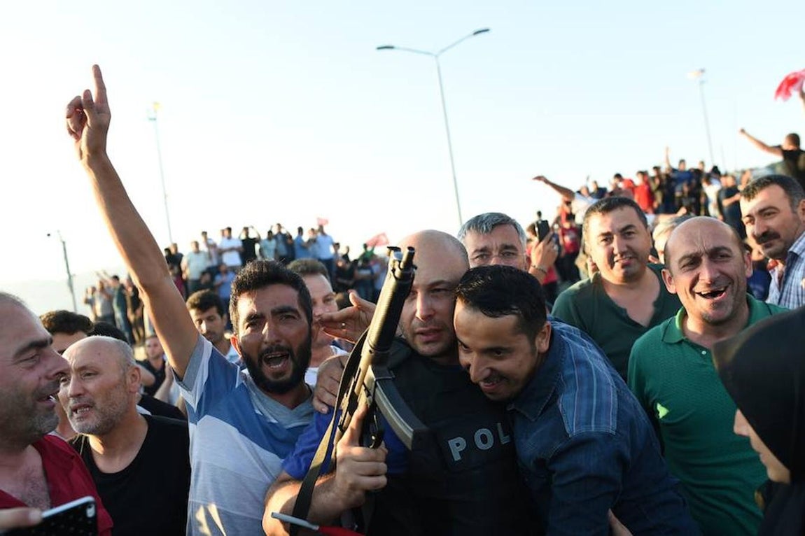 La multitud abraza a un policía en el puente del Bósforo de Estambul después de que el Ejército se rindiera. 
