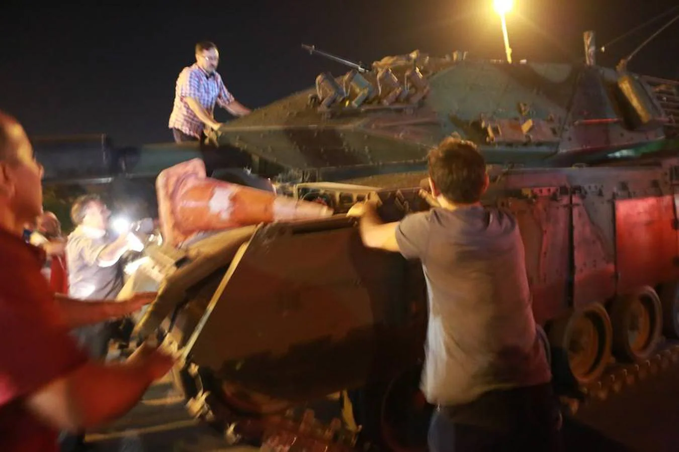 La gente intenta detener un tanque en las calles de Ankara