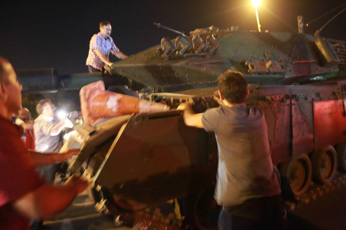 La gente intenta detener un tanque en las calles de Ankara. 