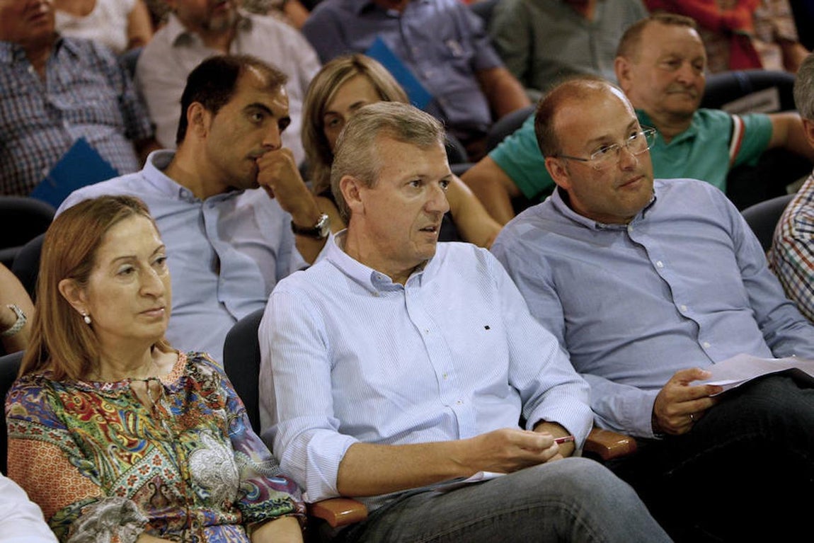La ministra de Fomento en funciones Ana Pastor, el secretario general del partido en Galicia Miguel Tellado (d) y el secretario provincial Alfonso Rueda, recientemente en la clausura del V congreso local del PP en Sanxenxo. 