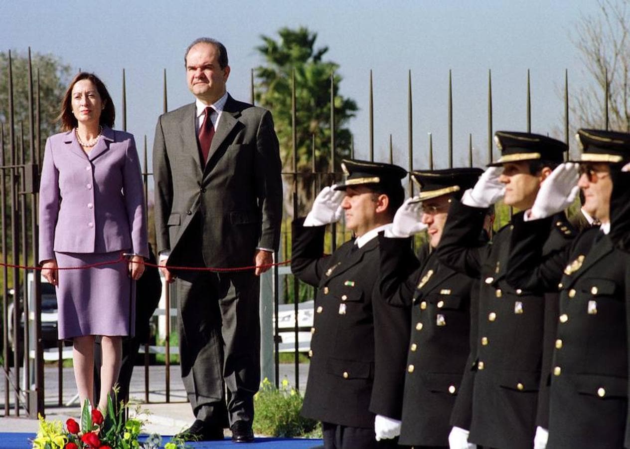 En su etapa como subsecretaria del Interior, junto al que fuera presidente de la Junta de Andalucía, Manuel Chaves, en la entrega de diplomas de los nuevos agentes de la policía autonómica de 2002