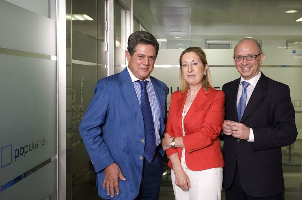 En julio de 2002 ocupó el cargo de ministra de Sanidad. En la fotografía, tomada nueve años más tarde, aparece junto a Federico Trillo (i) y Cristóbal Montoro. 