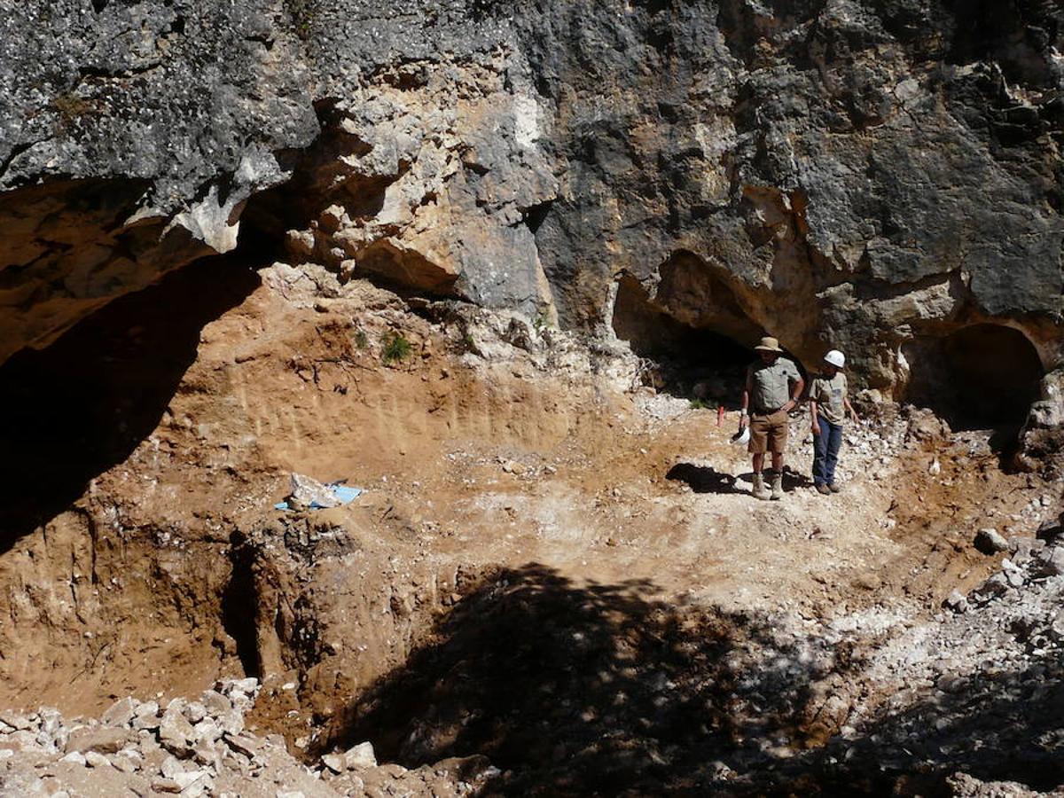 Los paleoantropólogos en la Cueva Fantasma. 