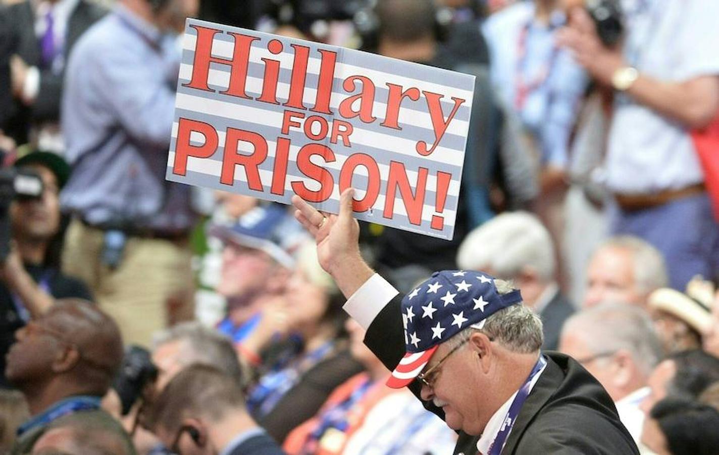 Partidarios de Trump durante la convención: «Hillary a prisión». 