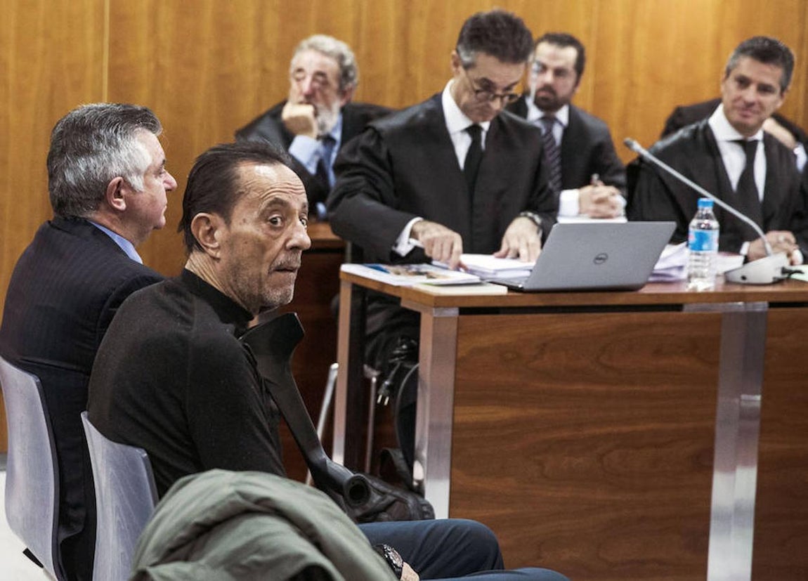 El ex alcalde de Marbella junto con Juan Antonio Roca sentados en el banquillo en enero. 