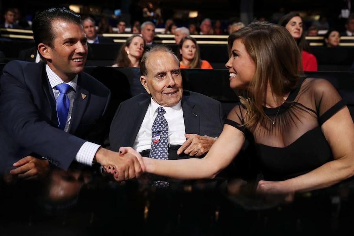 El veterano de la II Guerra Mundial y senador Bob Dole junto a Donald Trump Jr.. 