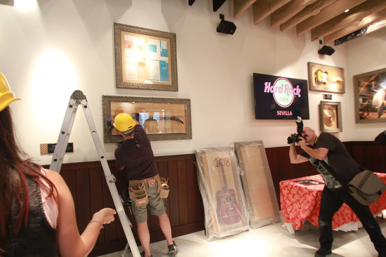 Trabajos de decoración en el interior de Hard Rock Cafe Sevilla