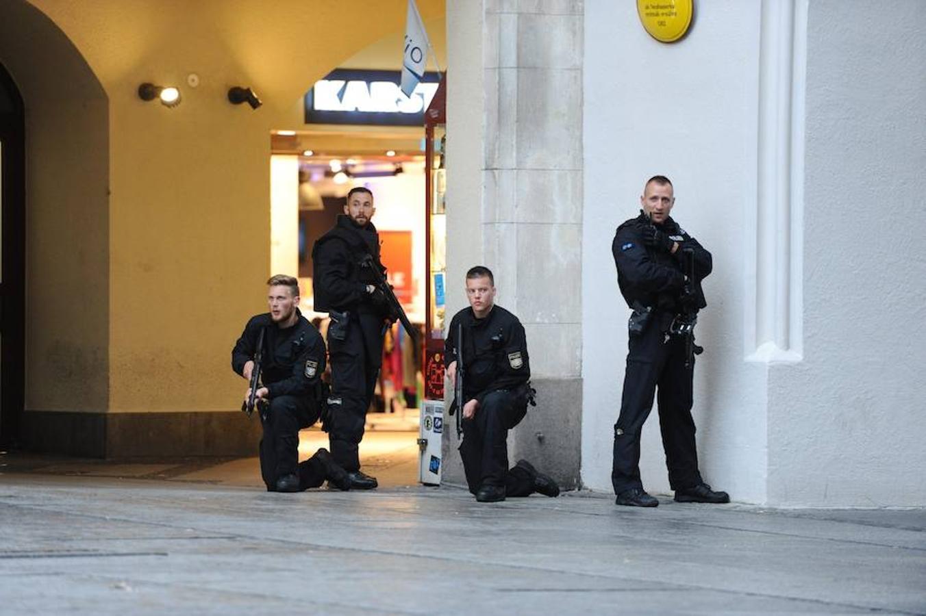 En cuestión de minutos, el centro comercial ha sido tomado por la policía. Efe