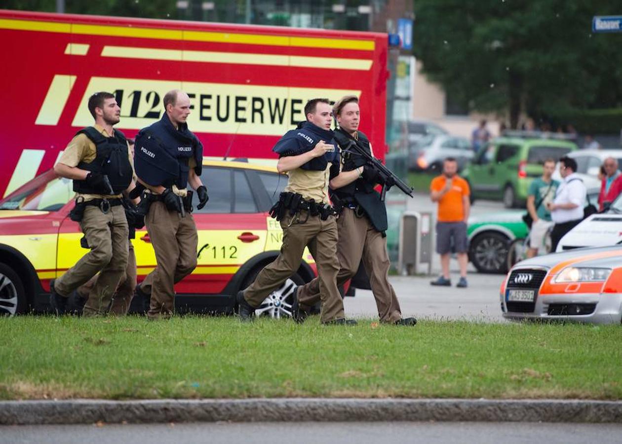 En seguida se ha desplegado un importante operativo policial. AFP