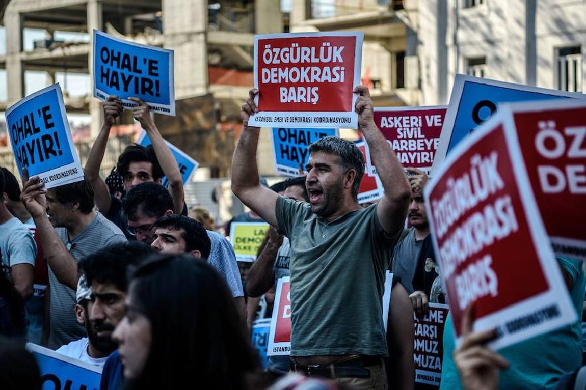 Masiva manifestación en Turquía en favor de los valores democráticos. Los turcos muestran su rechazo al golpe de Estado fallido. 