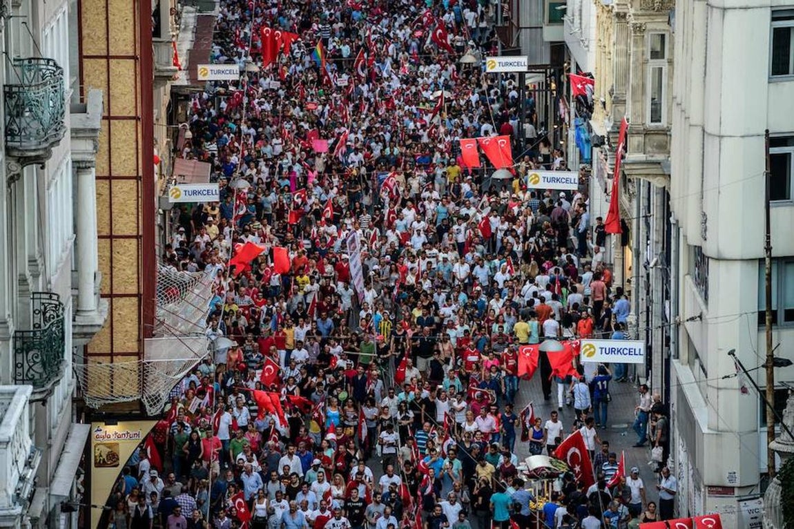 Masiva manifestación en Turquía en favor de los valores democráticos. Los turcos muestran su rechazo al golpe de Estado fallido. 