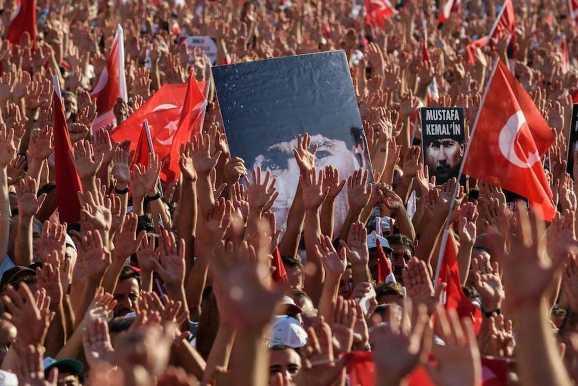 Masiva manifestación en Turquía en favor de los valores democráticos. Los turcos muestran su rechazo al golpe de Estado fallido. 
