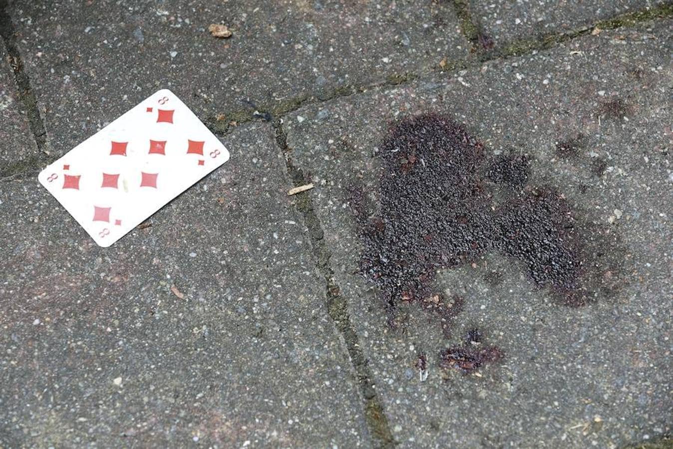 Vista del pavimento manchado con sangre en el lugar de una explosión en Ansbach (Alemania)