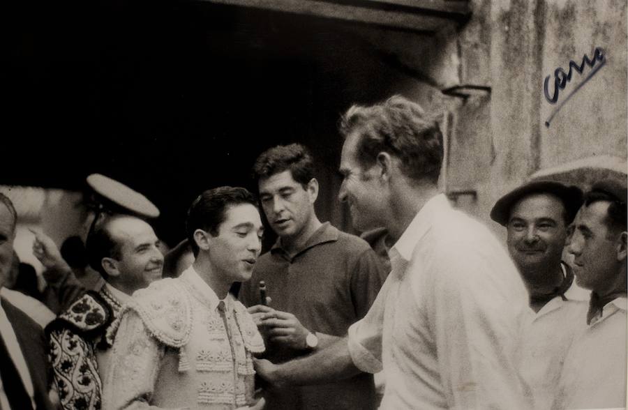 El saludo de las estrellas a los héroes del momento: Heston con Paco Camino. 