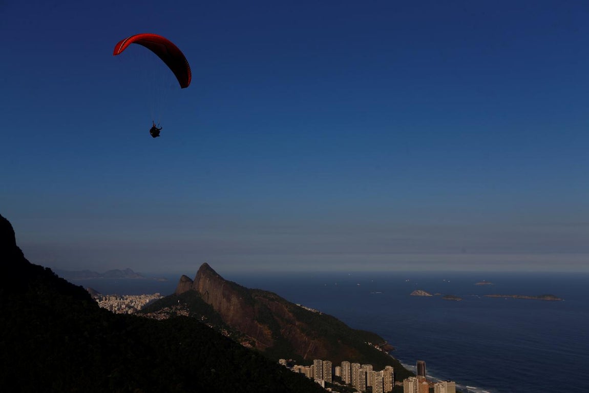 Vuelo sobre las altas cumbres. Morro Dois Irmãos es una formación rocosa situada en el barrio de Vidigal, en Río de Janeiro. La foto está tomada desde la montaña de Pedra Bonita