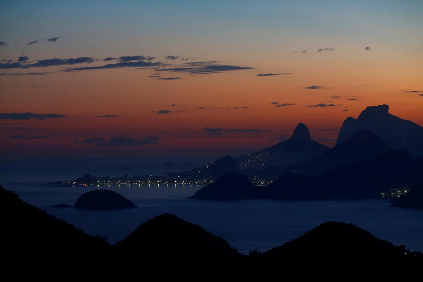 Río de belleza. Río de Janeiro al anochecer. La imagen está tomada desde Niteroi, una ciudad situada al otro lado de la bahía de Guanabara y unida a Río de Janeiro por el famoso puente Río-Niteroi de 14 kilómetros de extensió