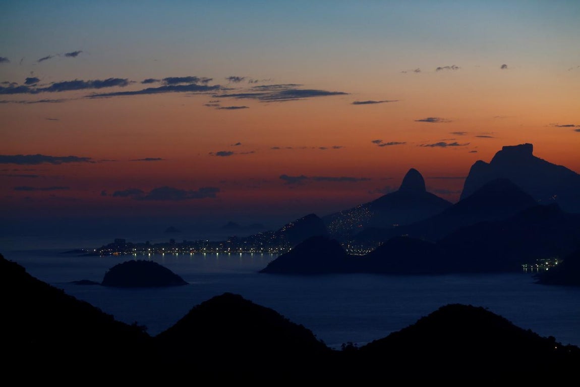 Río de belleza. Río de Janeiro al anochecer. La imagen está tomada desde Niteroi, una ciudad situada al otro lado de la bahía de Guanabara y unida a Río de Janeiro por el famoso puente Río-Niteroi de 14 kilómetros de extensió