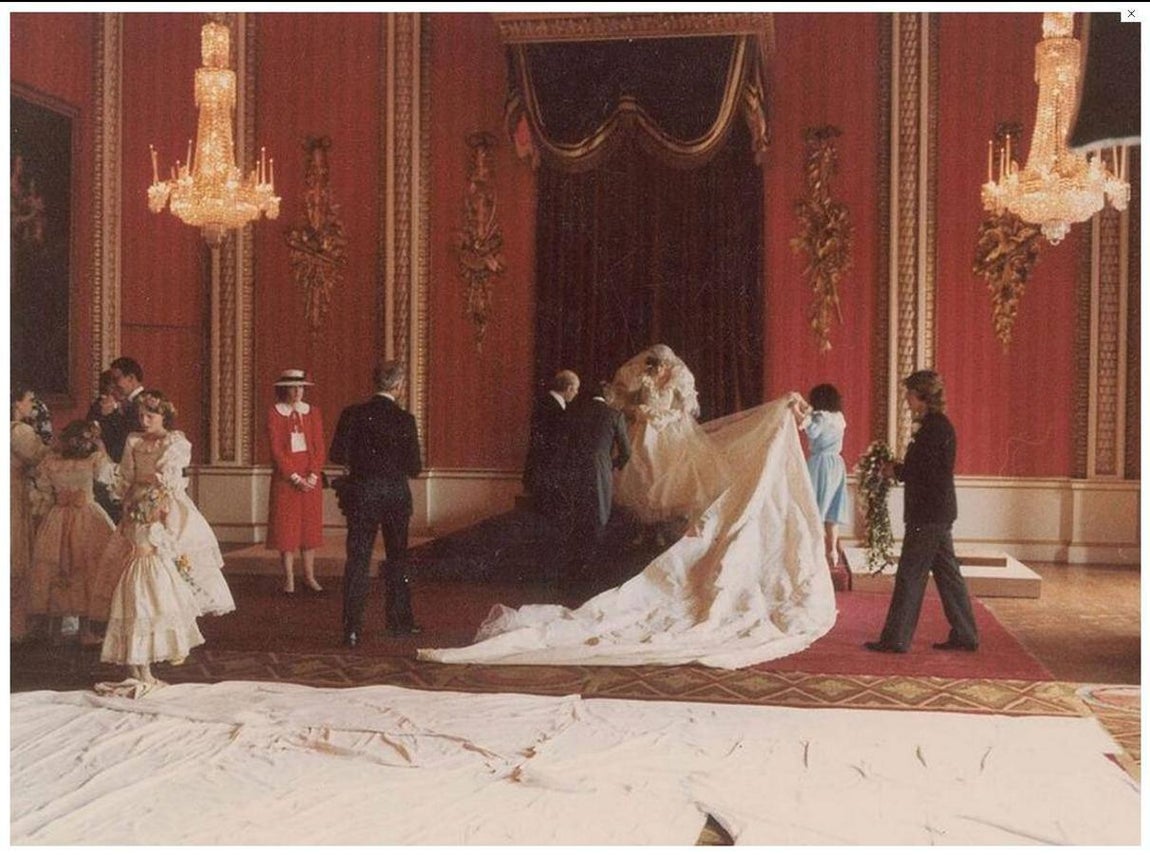 La cola del vestido medía 25 metros de largo. 