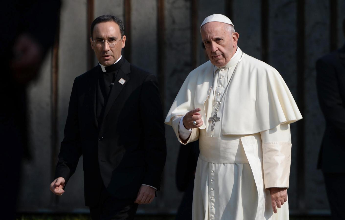 El Papa Francisco camina junto al sacerdote Mauricio Rueda Beltz durante su visita al campo de concentración nazi de Auschwitz. 