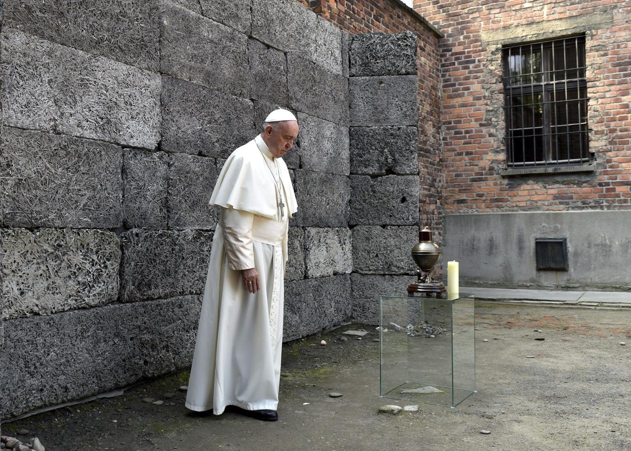 El Papa Francisco reza ante el «muro de la muerte» durante su visita al campo de concentración nazi de Auschwitz. 