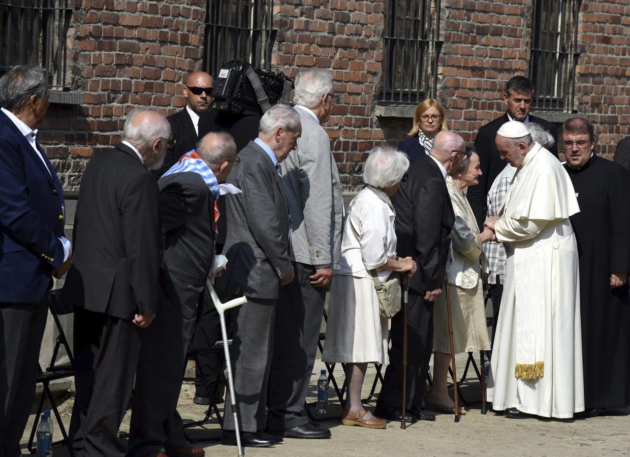 El Papa Francisco se reúne con diez supervivientes de Auschwitz durante su visita al campo de concentración nazi. 